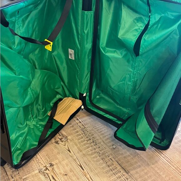 DELSEY PARIS X United Colors of Benetton
Delsey Now 27" Upright Spinner - Picture 15 of 16